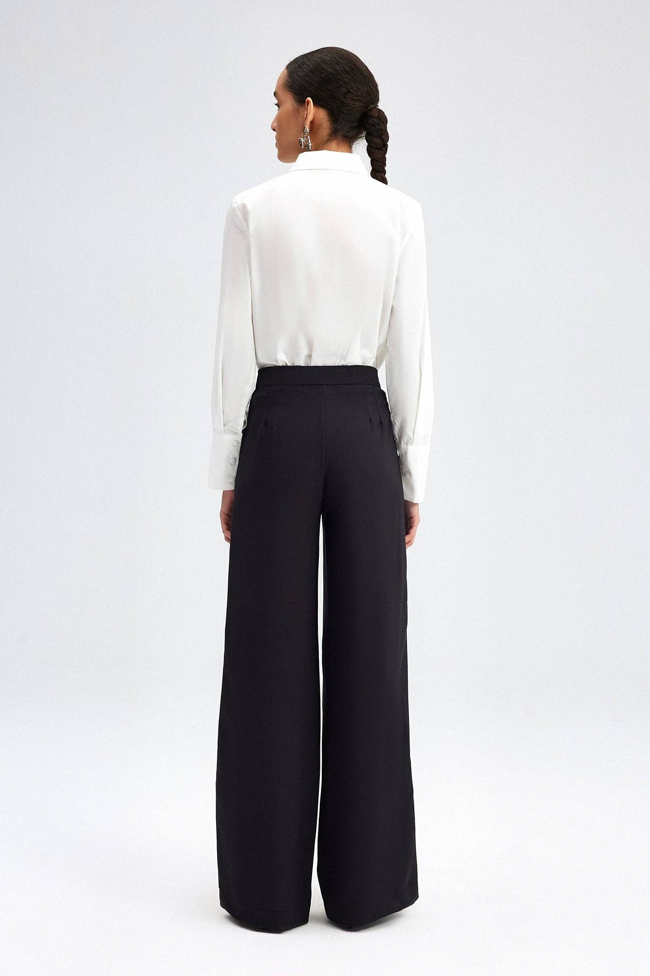 Pantaloni palazzo neri in crepe con piping a contrasto