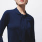 Maglione in maglia rasata con fiocco e scollo a V