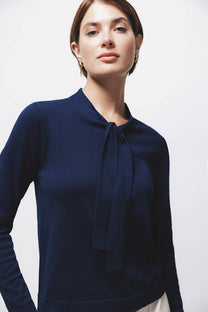 Maglione in maglia rasata con fiocco e scollo a V
