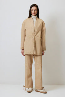 Cappotto in gabardine con tasche ampie