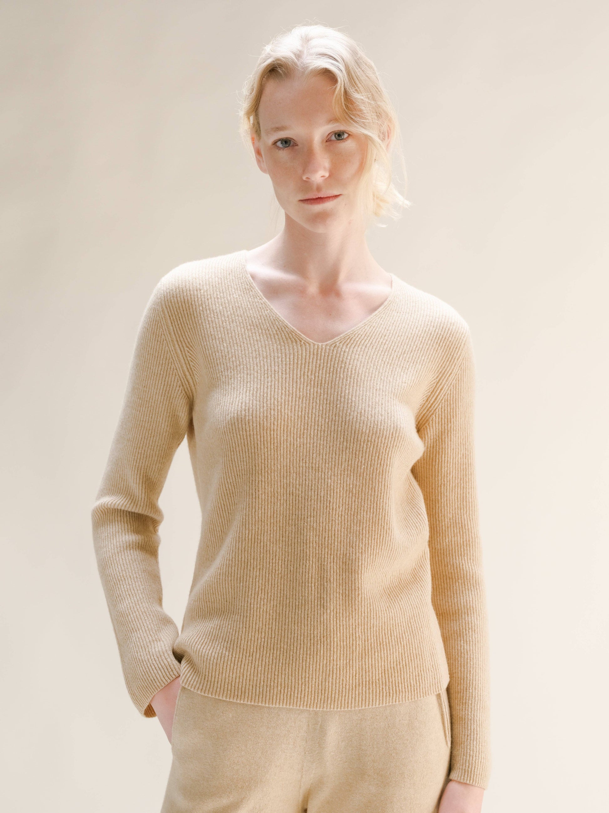 Maglia a coste con scollo a V in misto cashmere