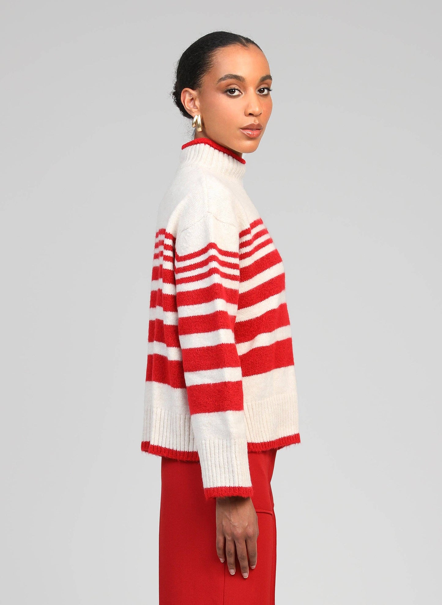 Maglione a righe rosso e bianco con collo alto
