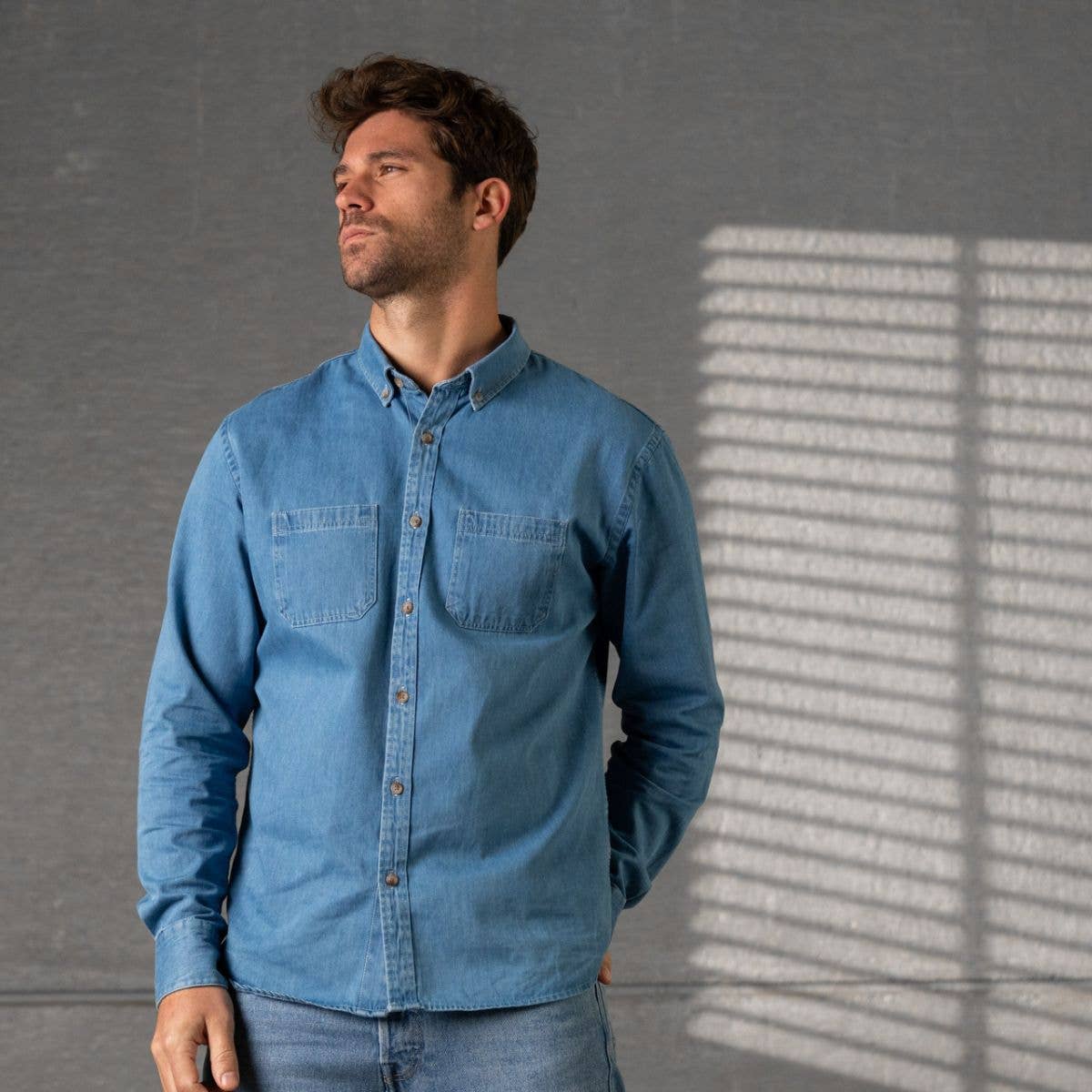 Camicia in denim leggero in cotone azzurro chiaro