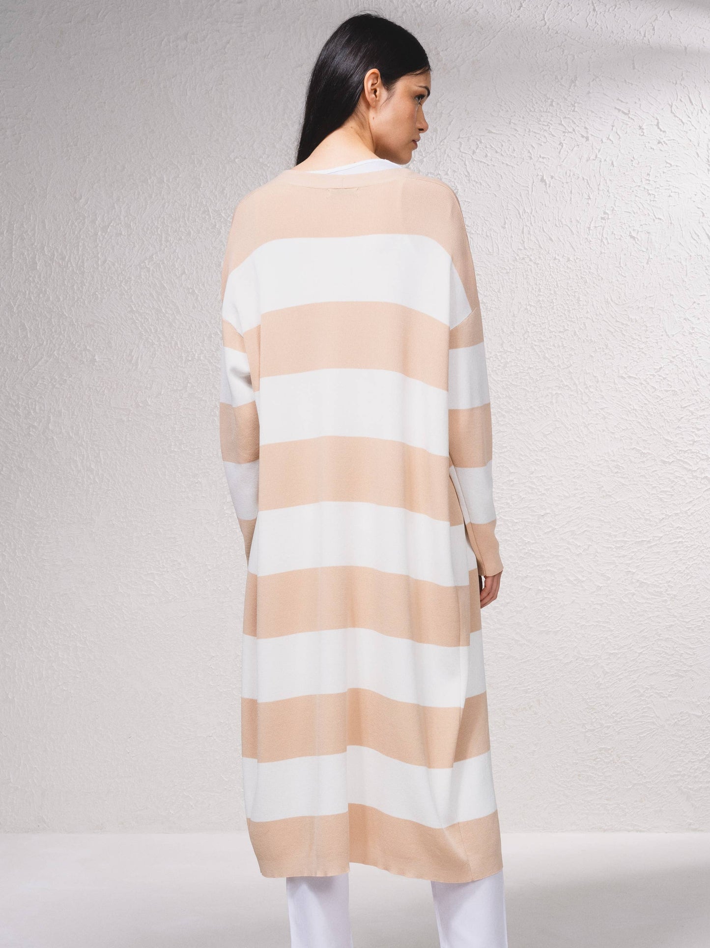 Cardigan lungo a righe aperto