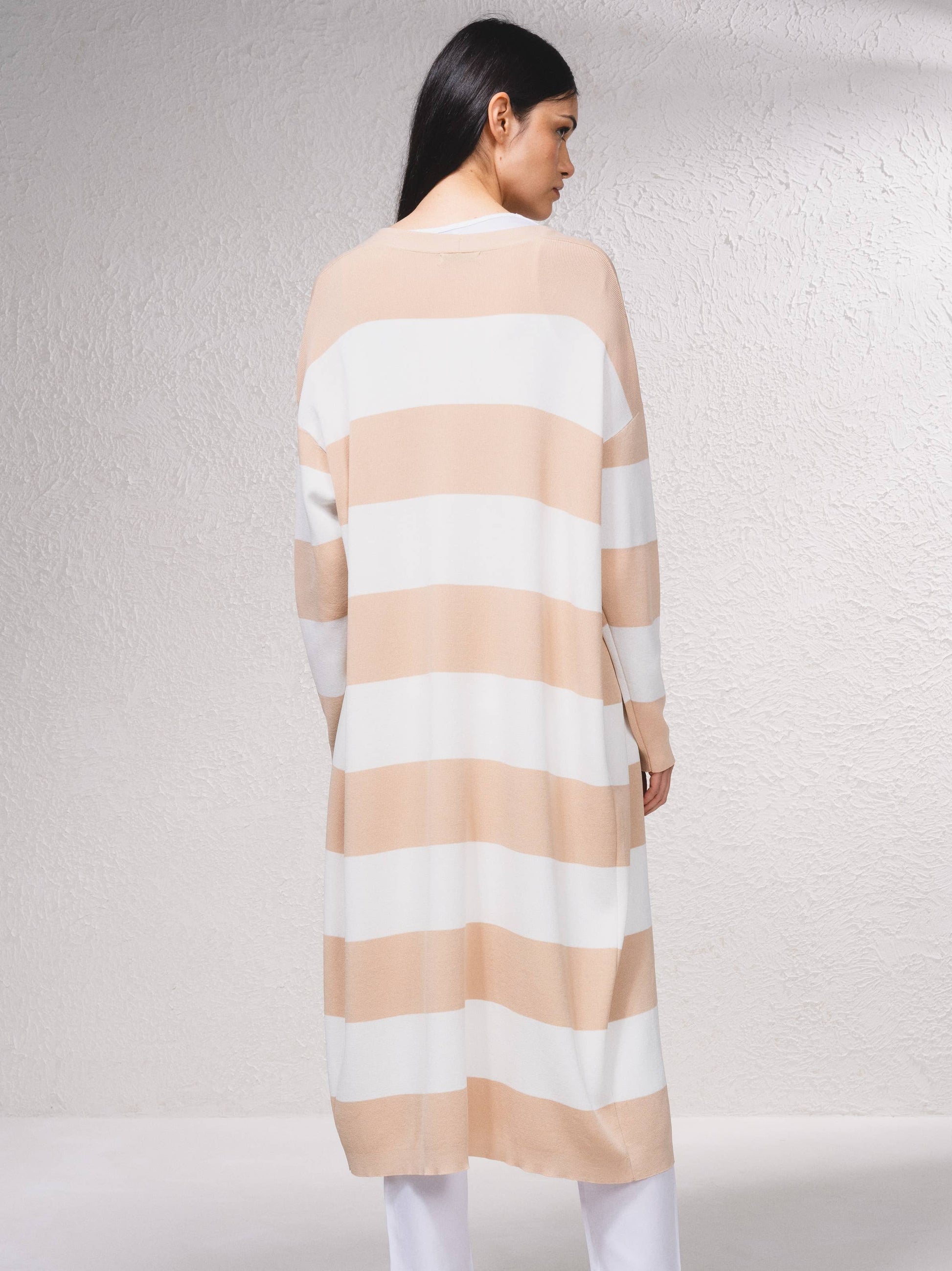 Cardigan lungo a righe aperto