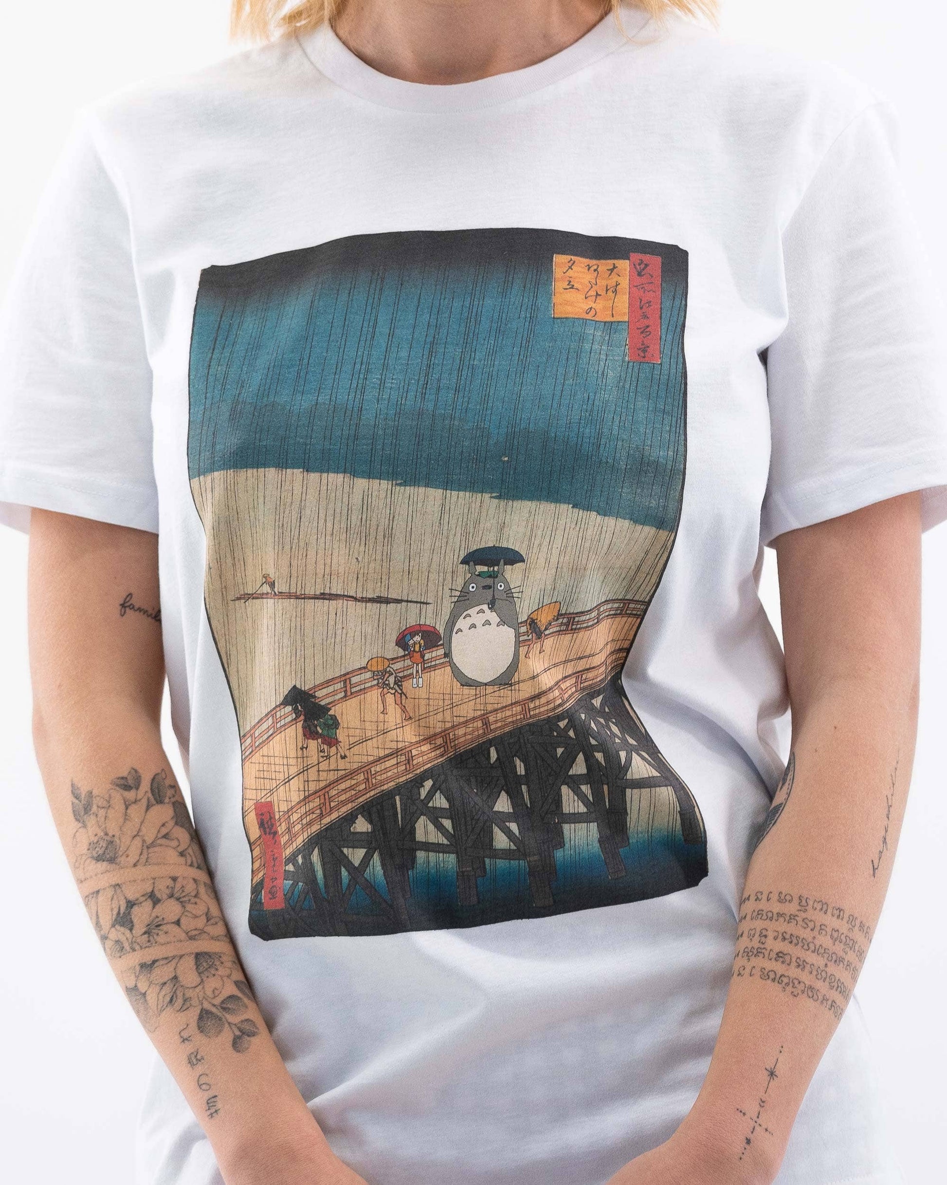 T-shirt grafica Totoro “Floating Rain” in cotone biologico