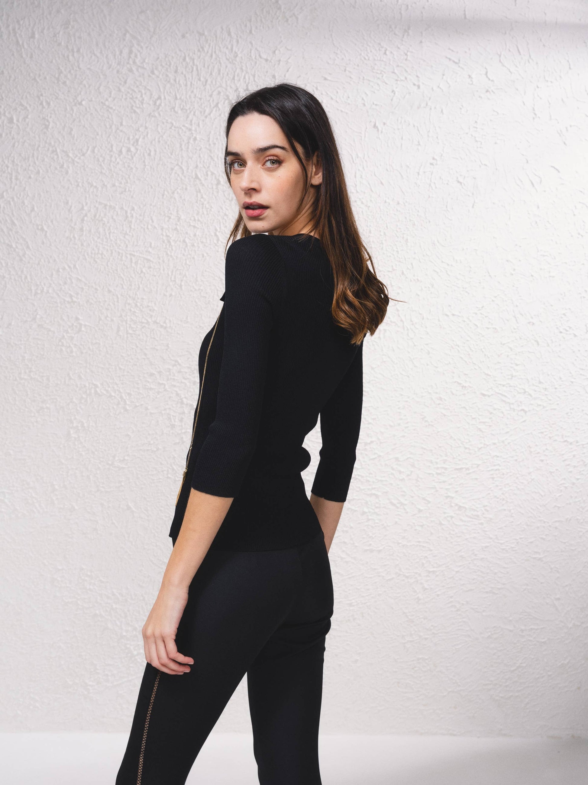 Cardigan in maglia a coste con catene dorate