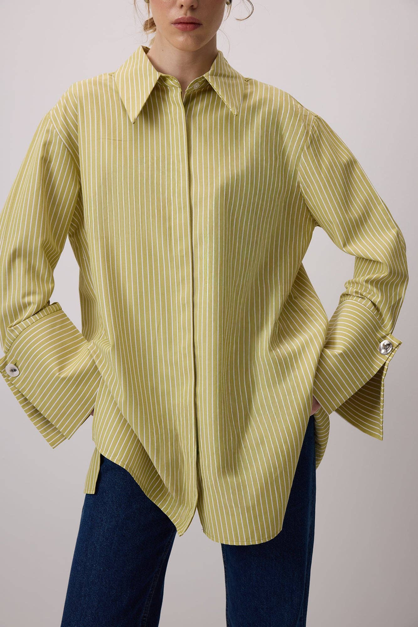 Camicia oversize a righe verdi con polsini ampi