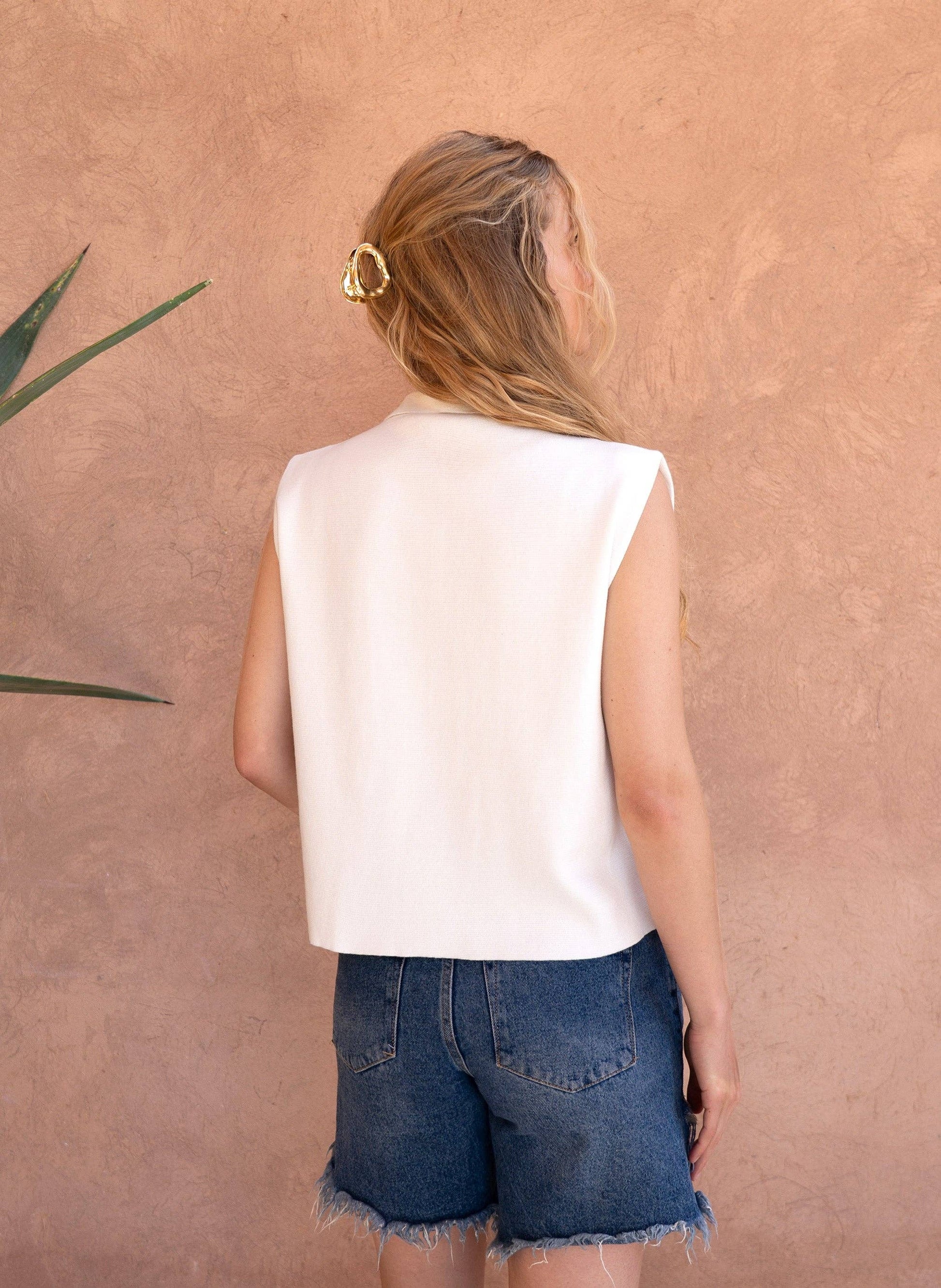 Cardigan smanicato bianco in maglia con bottoni