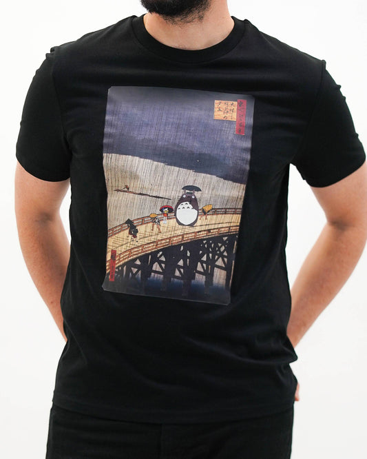 T-shirt grafica Totoro “Floating Rain” in cotone biologico