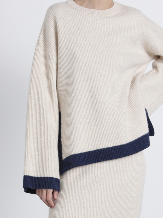 Completo in maglia bicolore con maglione oversize e gonna midi