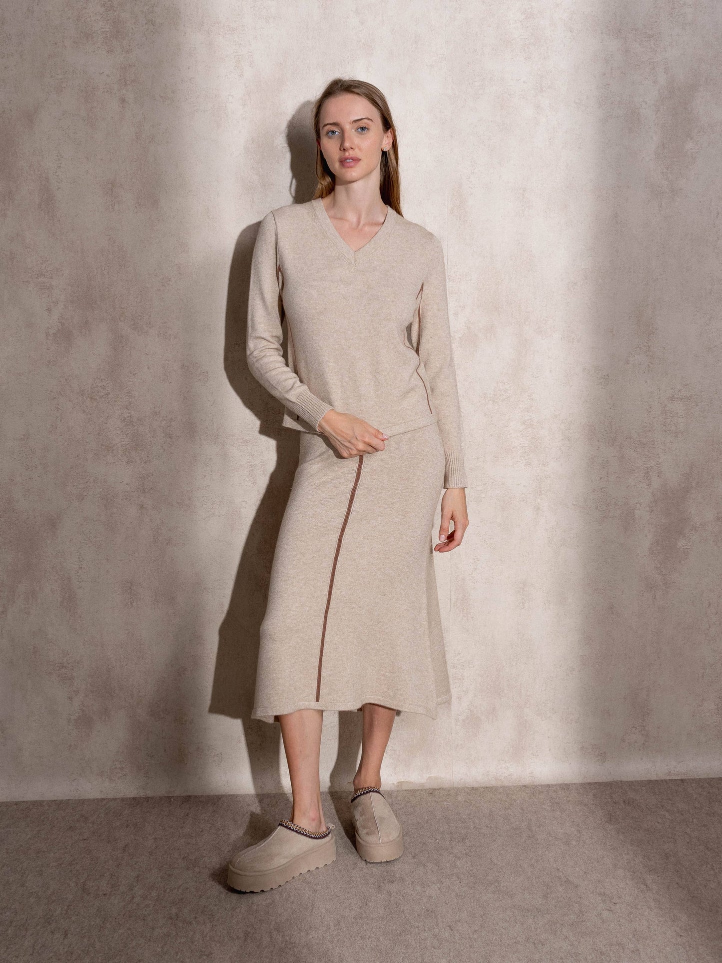 Maglione in maglia con scollo a V e profili a contrasto