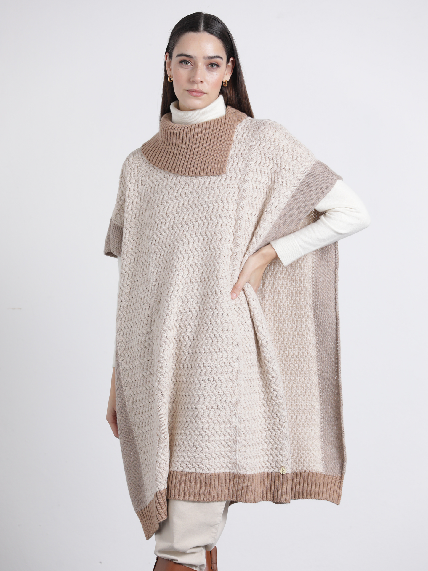 Mantella in maglia bicolor con collo alto