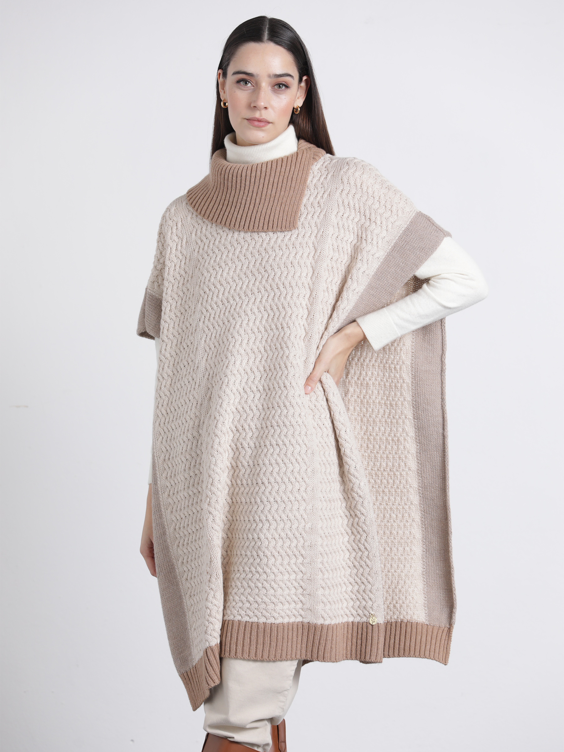 Mantella in maglia bicolor con collo alto