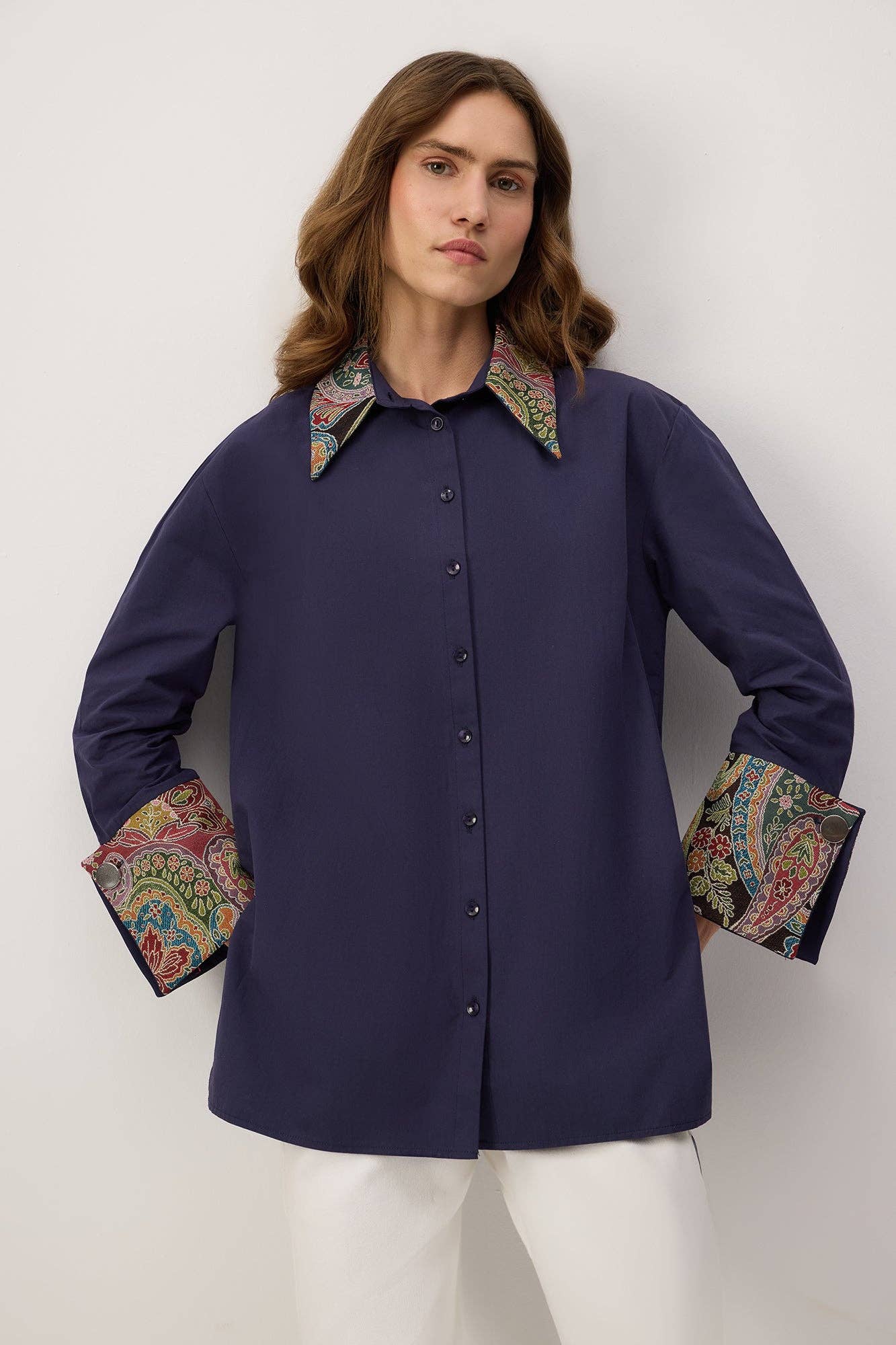 Camicia blu navy con dettagli etnici