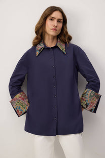 Camicia blu navy con dettagli etnici