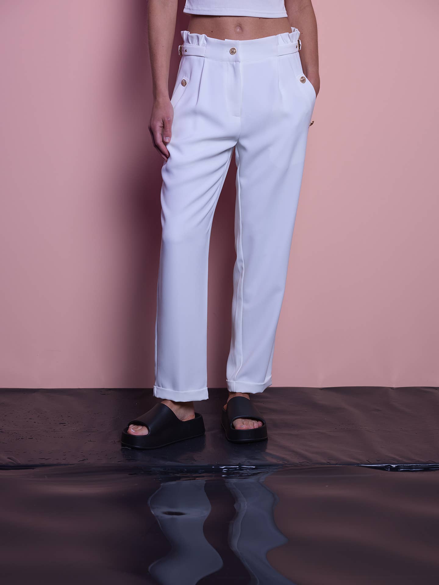 Pantaloni a vita alta color perla con bottoni dorati