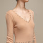 Abito in maglia con scollo a V e borchie