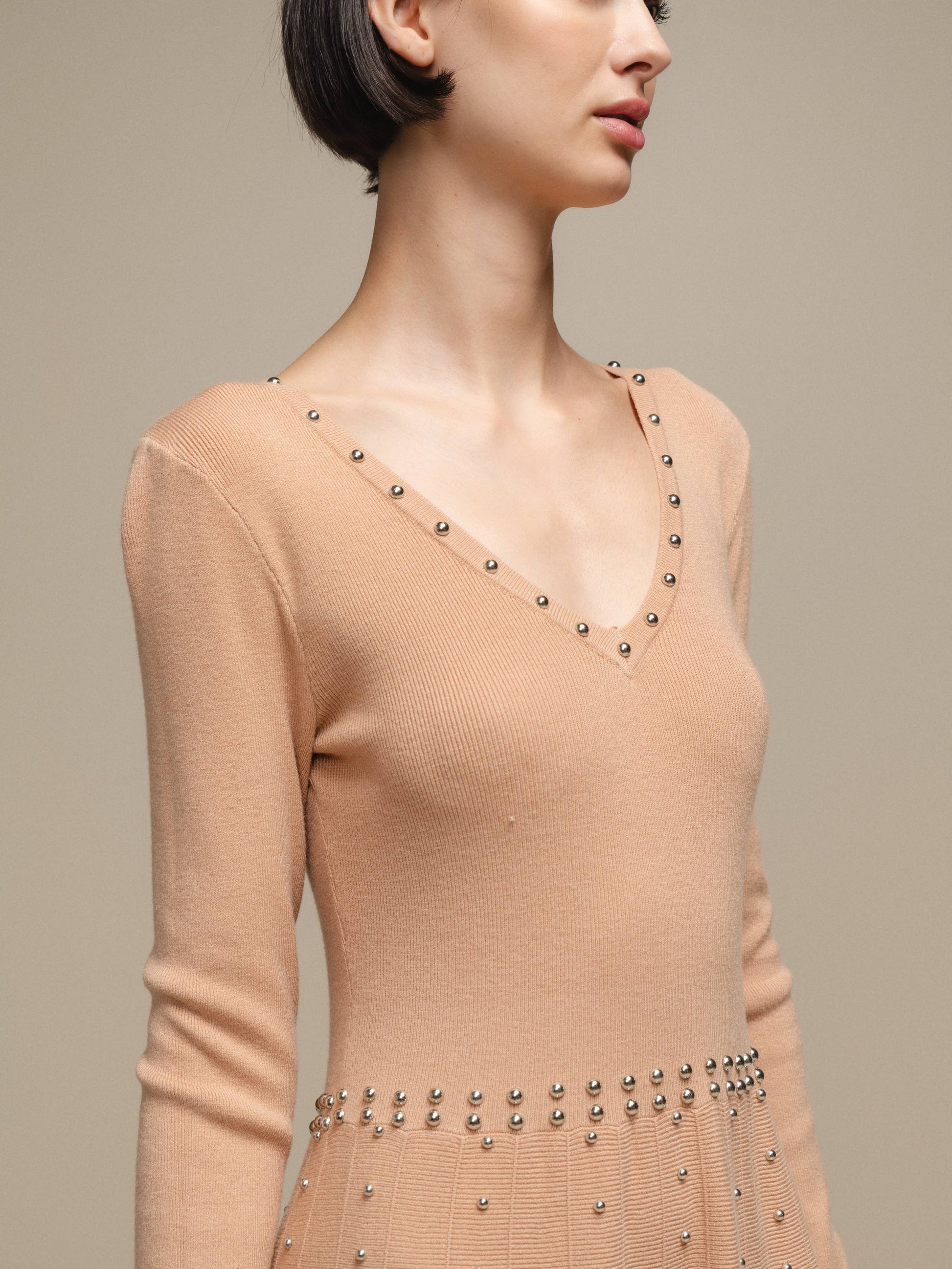 Abito in maglia con scollo a V e borchie