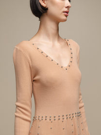 Abito in maglia con scollo a V e borchie