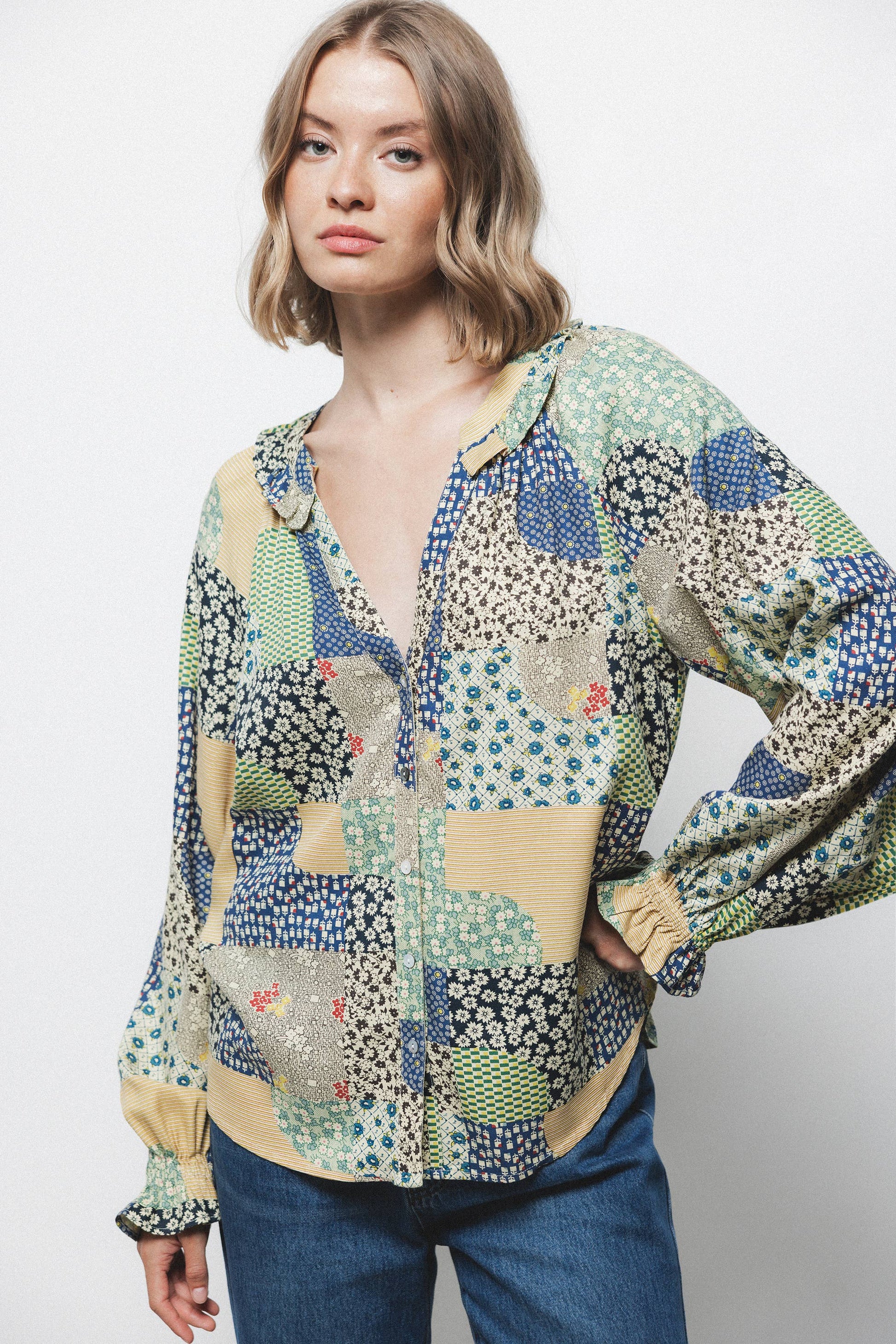 Blusa patchwork multicolor con scollo a V