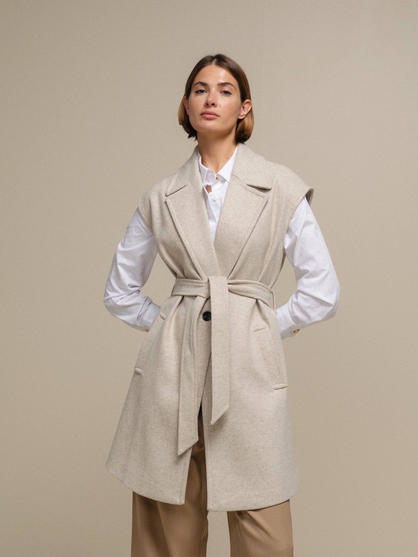 Gilet cappotto lungo con cintura color perla