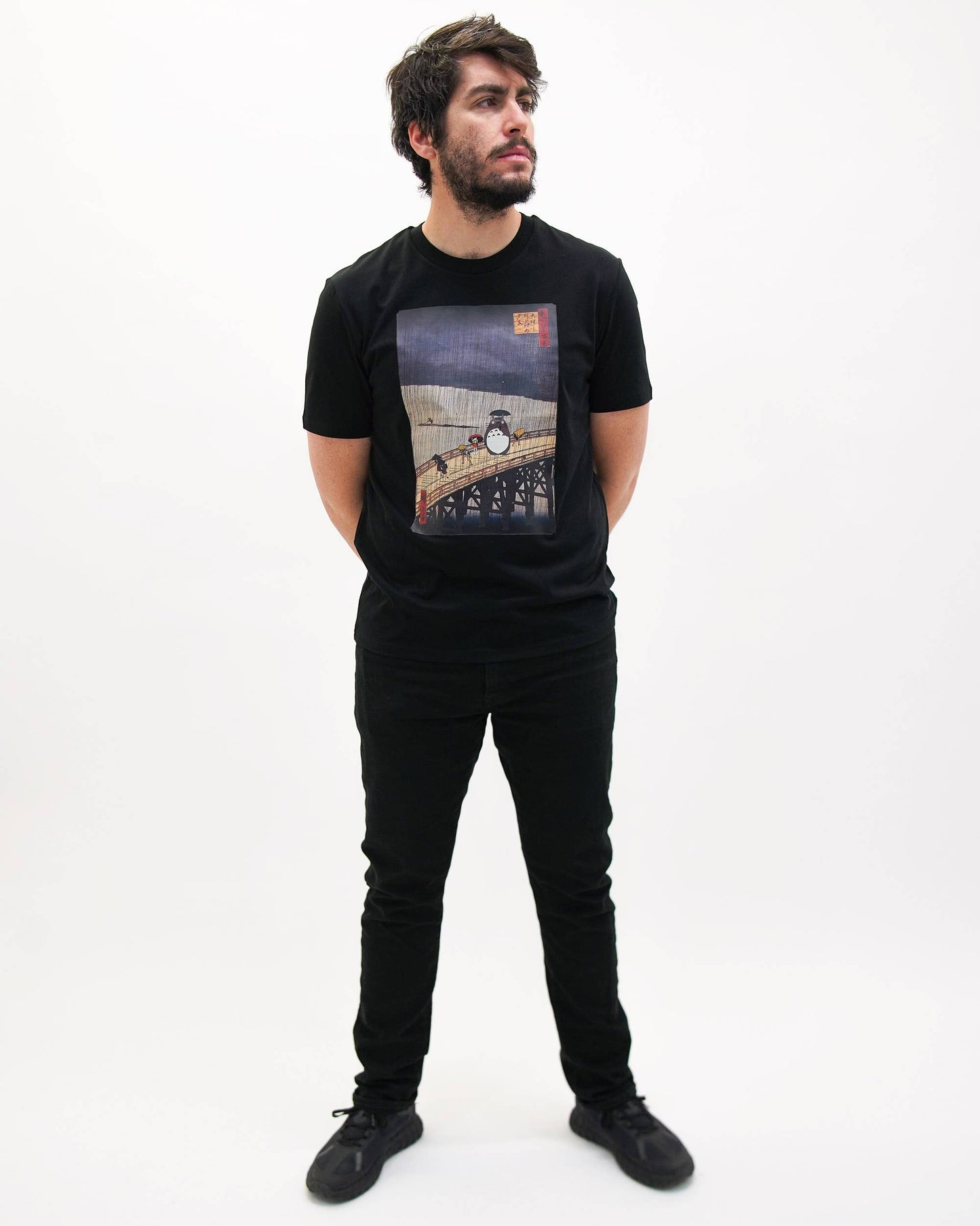 T-shirt grafica Totoro “Floating Rain” in cotone biologico