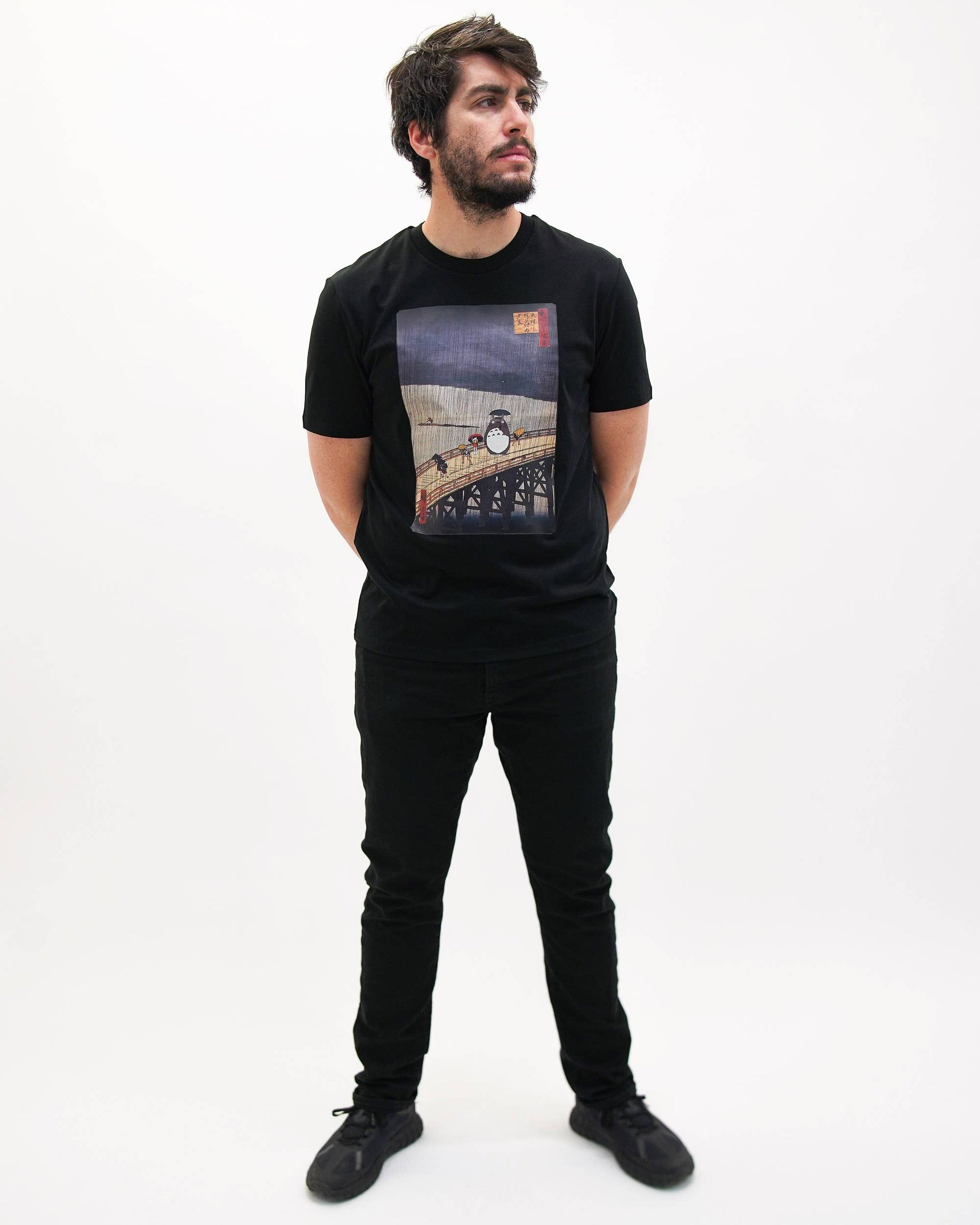 T-shirt grafica Totoro “Floating Rain” in cotone biologico