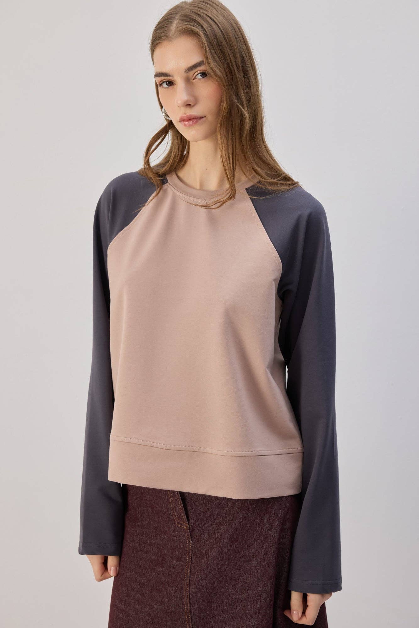 Felpa corta bicolor con manica raglan