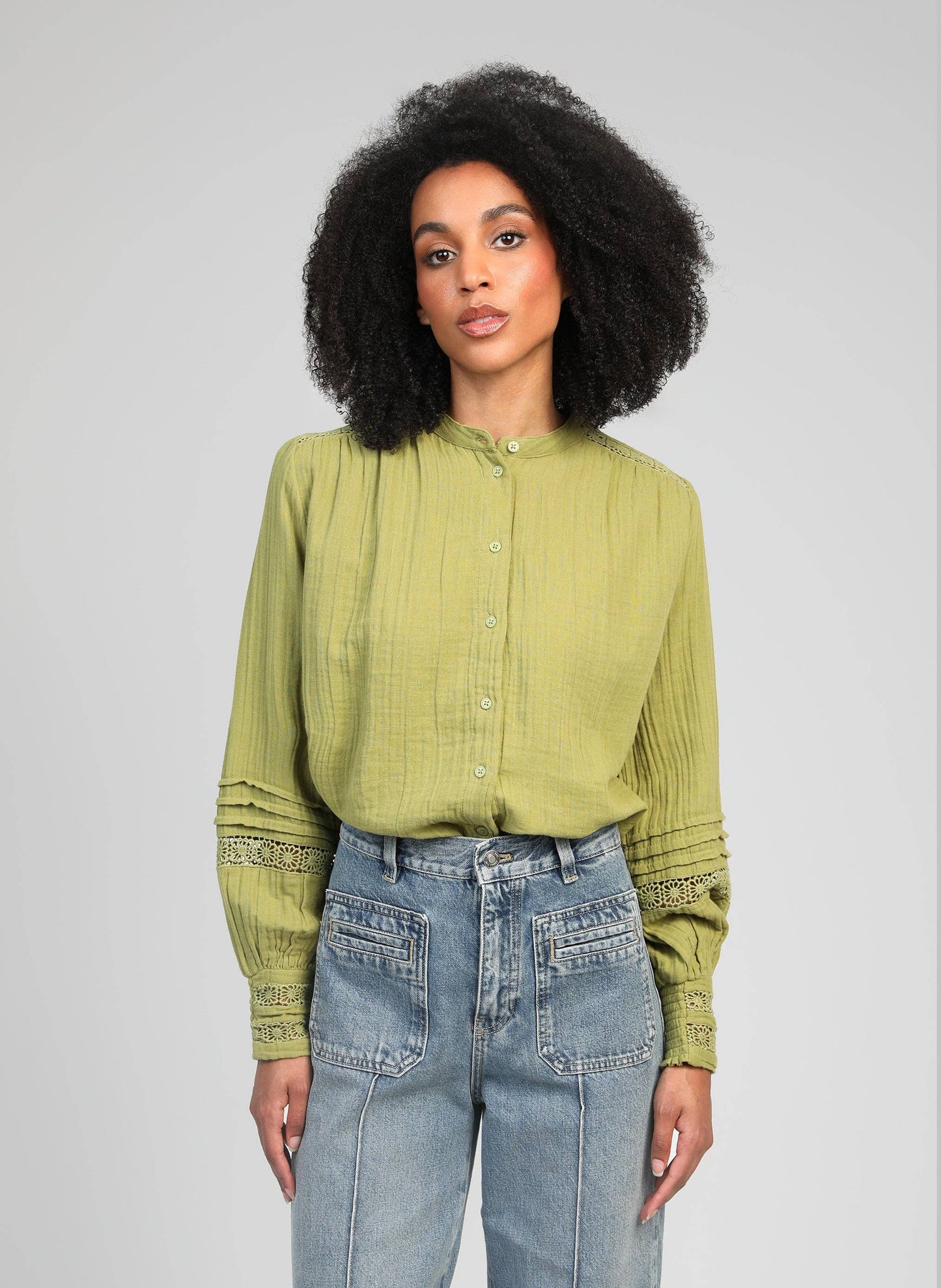 Camicia Sojanyla verde tiglio con inserti in pizzo
