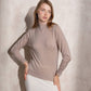 Maglione in maglia con collo alto e volant