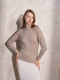Maglione in maglia con collo alto e volant