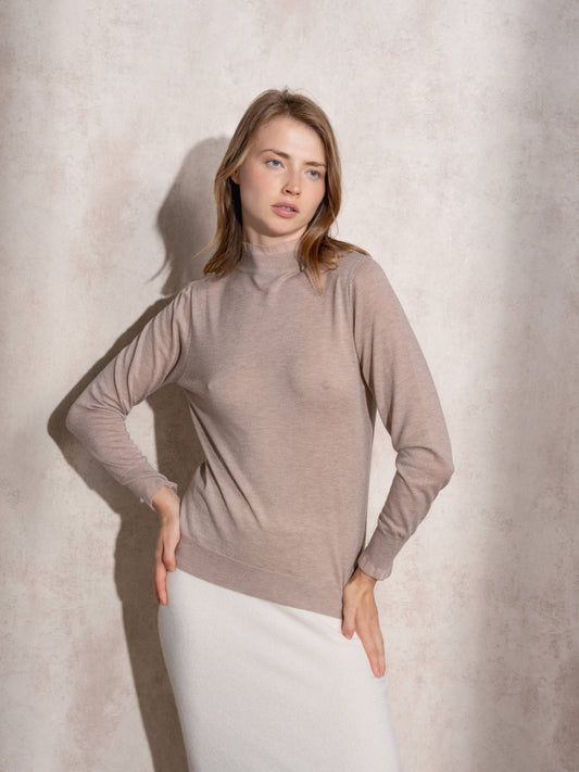 Maglione in maglia con collo alto e volant
