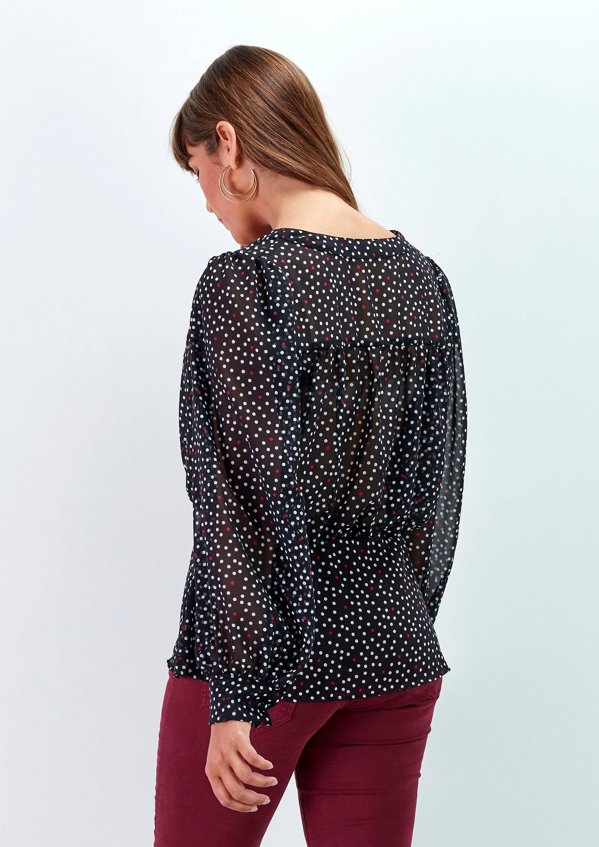 Blusa a pois con scollo a V e maniche morbide