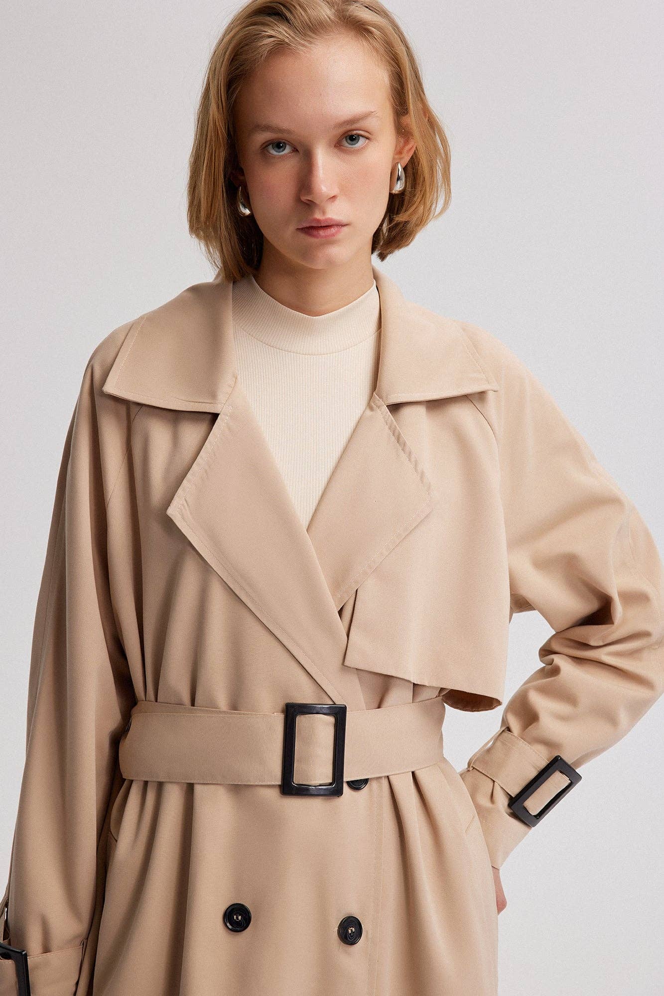 Trench oversize beige con cintura e fibbie