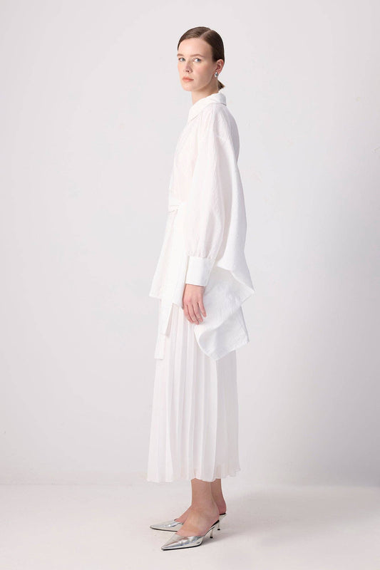 Camicia oversize in cupro con maniche a pipistrello e cintura