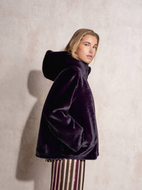 Cappotto corto in eco pelliccia con cappuccio