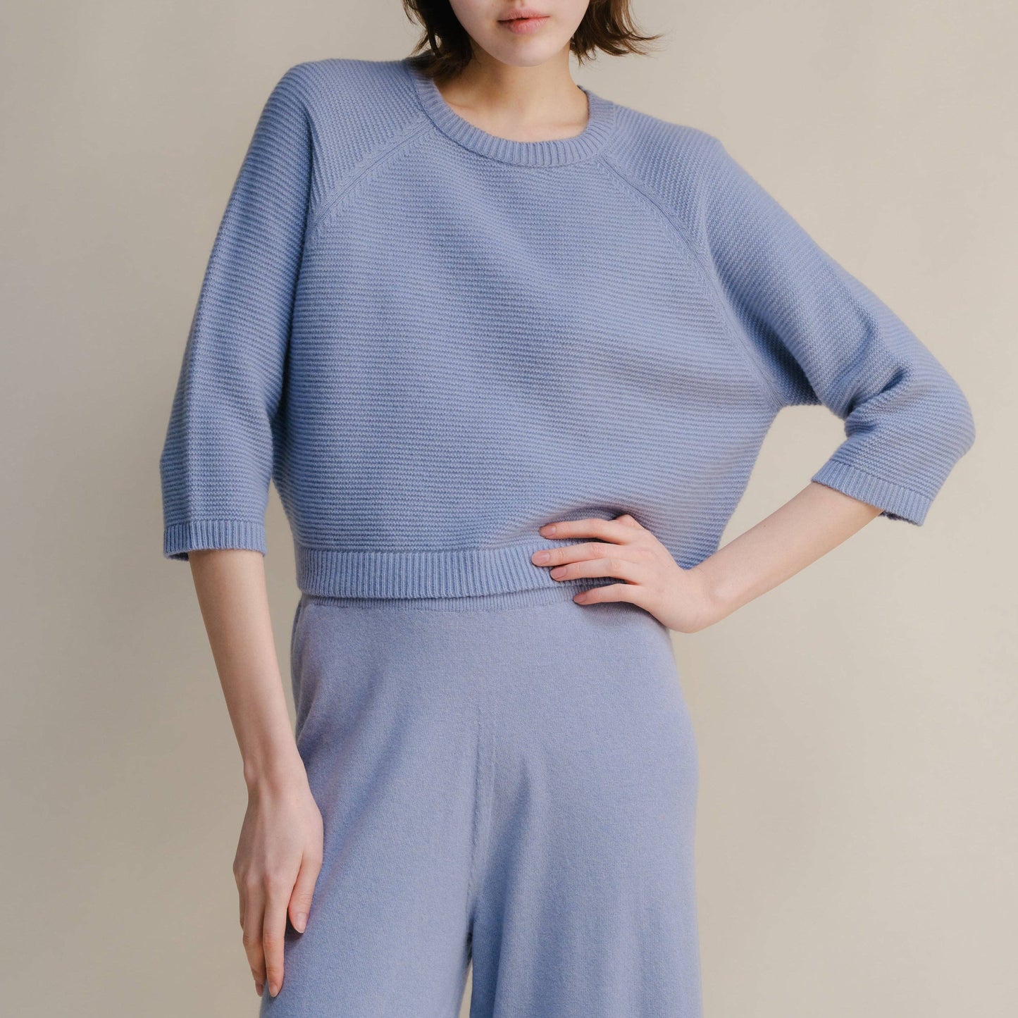 Maglione cropped in misto cashmere con maniche raglan 3/4