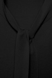Maglione in maglia rasata con scollo a V e fiocco