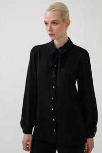 Camicia nera con colletto a foulard