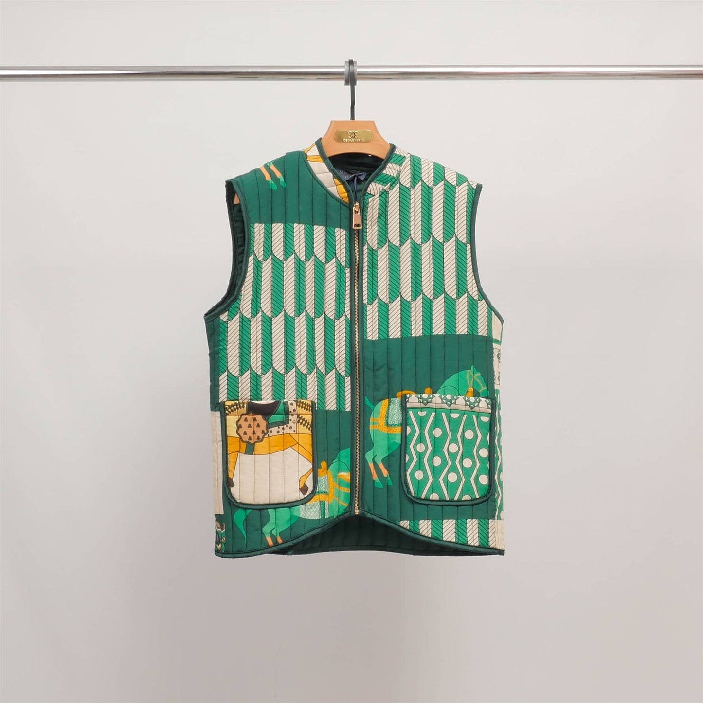 Gilet trapuntato smanicato con stampa cavalli