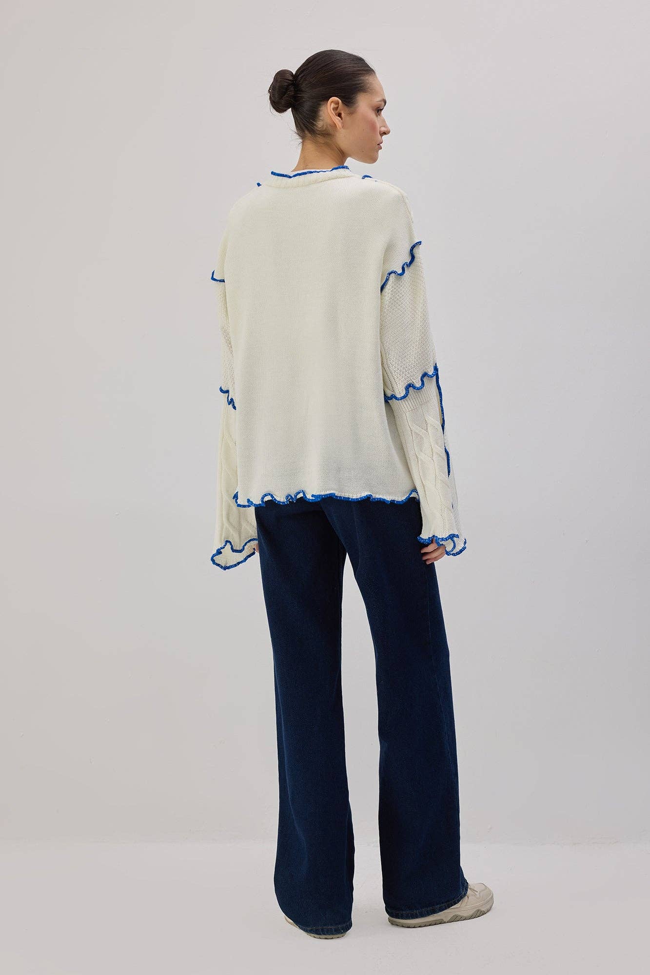 Cardigan in maglia con laccetti e profili a contrasto