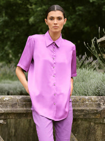 Blusa in raso con maniche corte e colletto