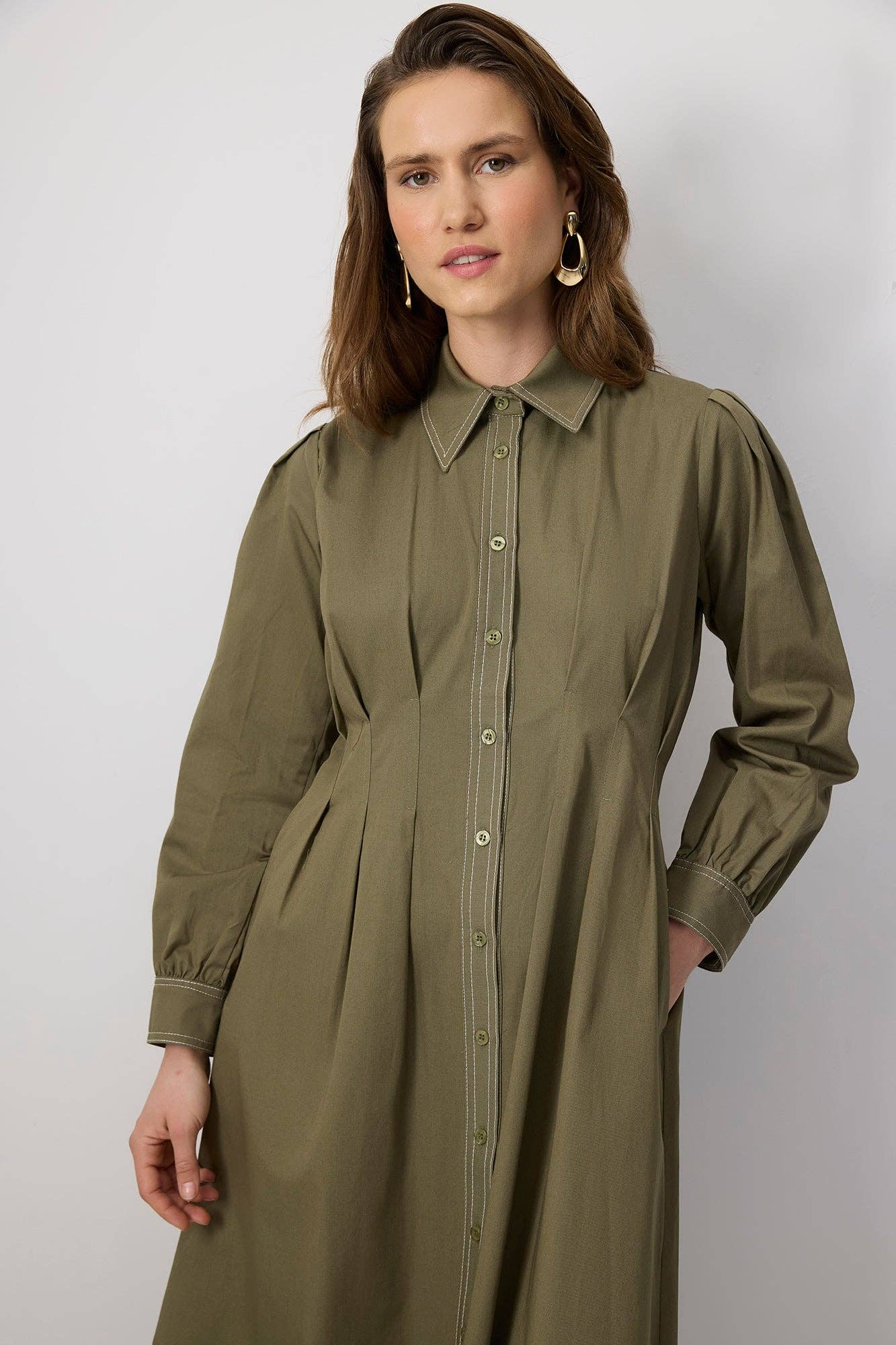 Abito camicia maxi in cotone con cuciture a contrasto e tasche