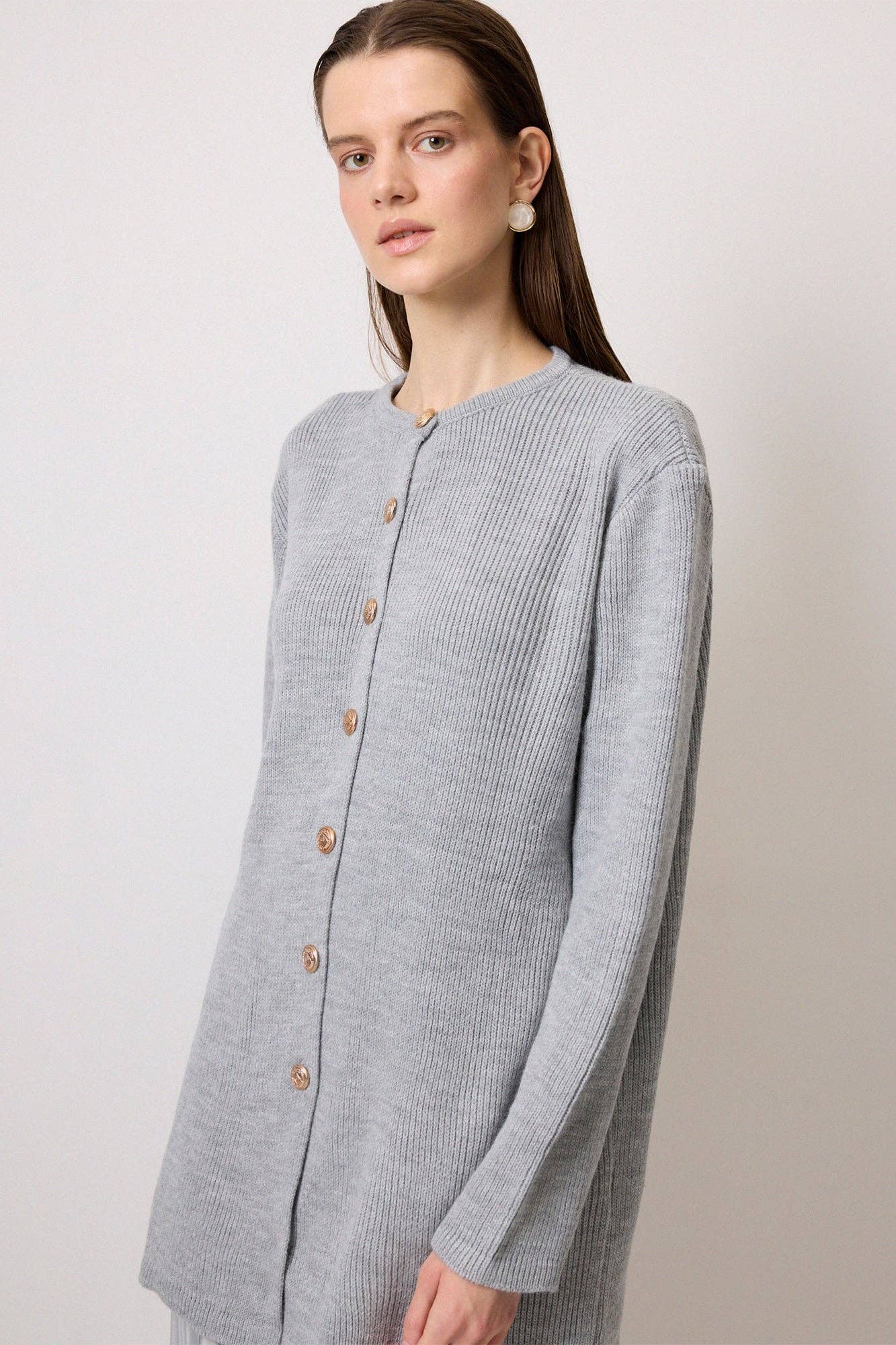 Cardigan lungo grigio con bottoni dorati