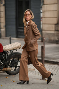 Blazer doppiopetto color cammello in tessuto stretch
