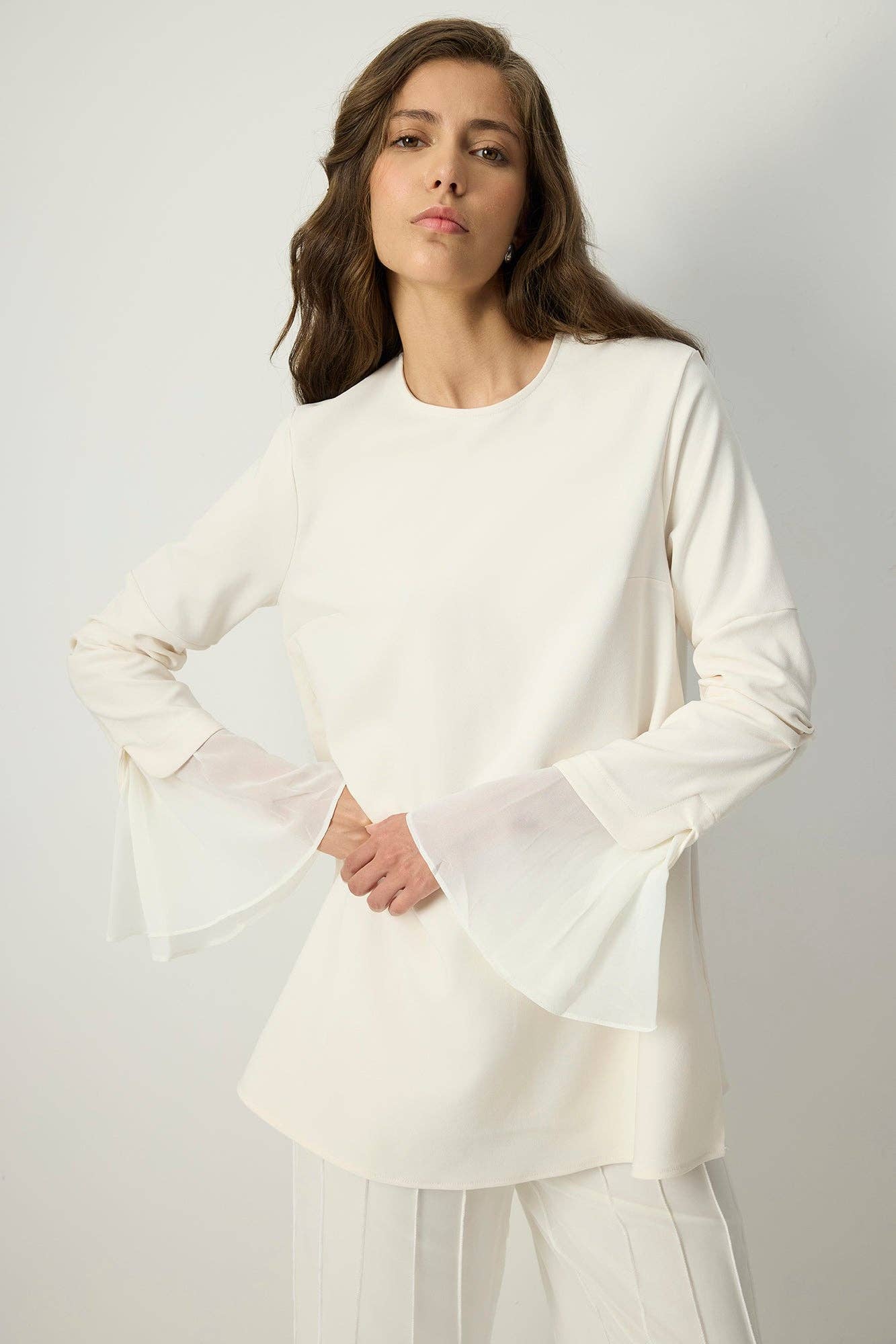 Tunica in crêpe con polsini in chiffon trasparente