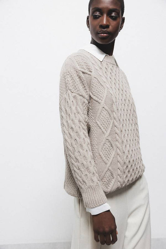 Maglione a maglia strutturata con lavorazione a trecce