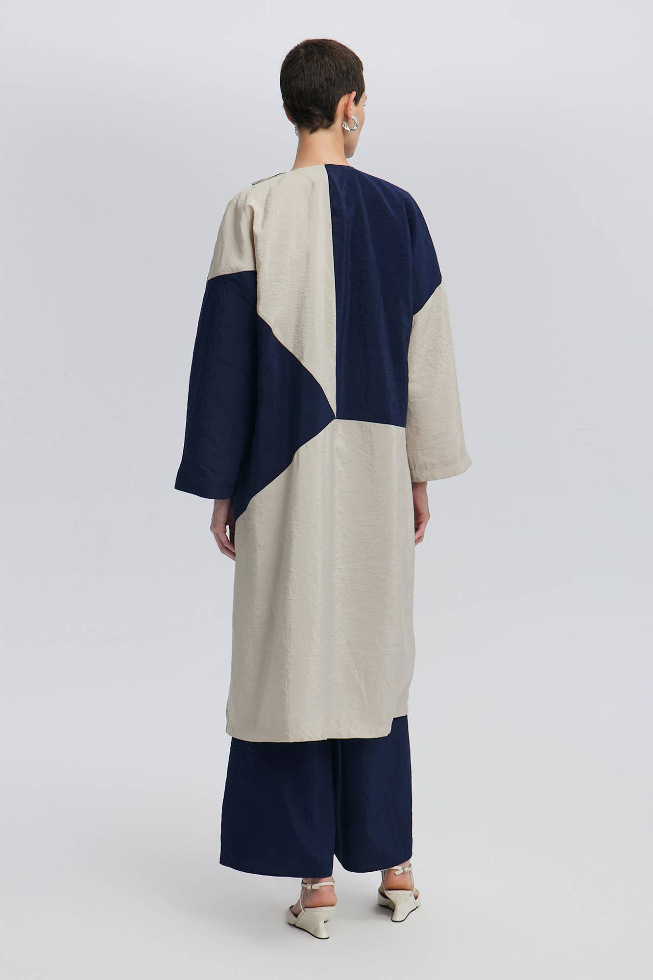 Trench lungo color block blu navy e beige