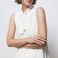 Top minimal con collo alto e fiocco